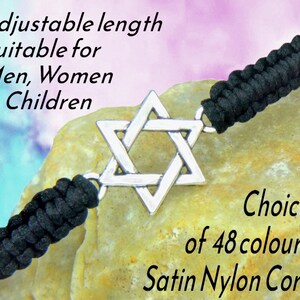 Könnte beinhalten: Ein schwarzes Armband aus Satin-Nylonschnur mit einem silberfarbenen Davidstern-Anhänger. Der Text auf dem Bild lautet: Adjustable length Suitable for Men, Women & Children und Choice of 48 colours Satin Nylon Cord.