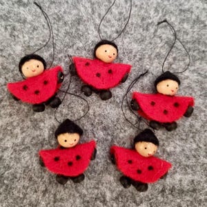 5 mini coccinelles en feutre