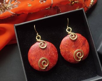 Boucles d'oreilles "Sabah Sunrise" mousse corail laiton soleil rouge aube fil travail wire wrapping