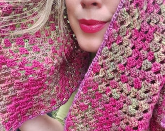 Triangular cloth / stole / crochet scarf "Wild Berry"