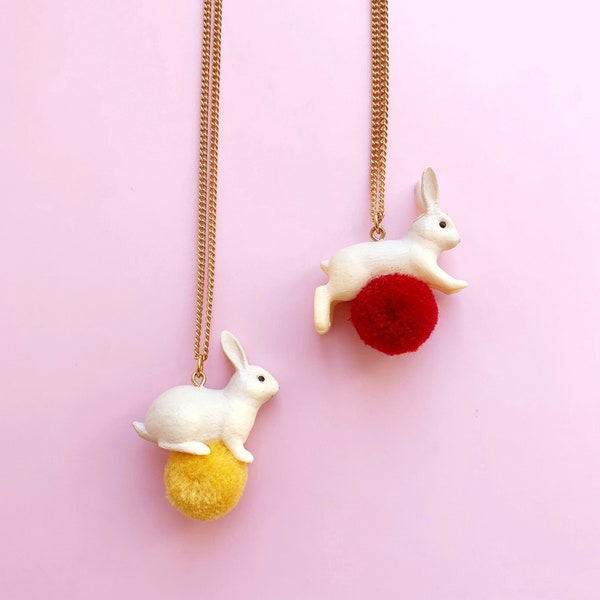 Quirky Bunny and Yarn Pom Long Chain Gold Pendant Necklace, bijoux de déclaration de superposition uniques amusants, collier de lapin coloré kawaii mignon