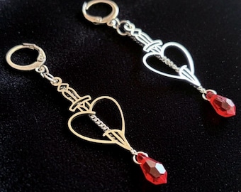Pendientes llamativos con forma de corazón y daga