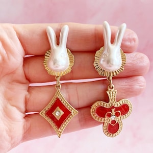 Pendientes de naipes desiguales de conejo blanco, cartas asimétricas con corazones rojos y diamantes, joyas con temática literaria de fantasía del país de las maravillas