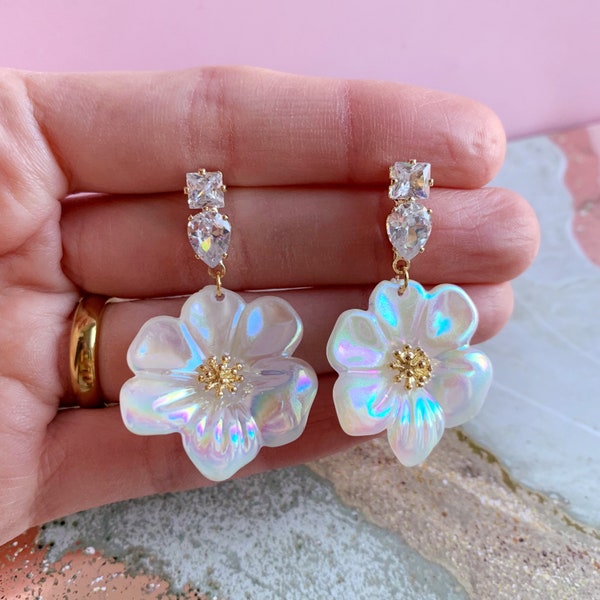 Boucles d'oreilles Pearly Holographic Blossom Flower Drop, bijoux arc-en-ciel floraux, magie féerique