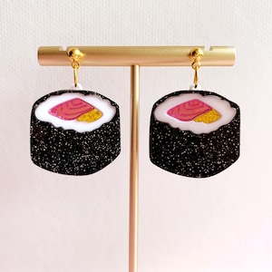 Glittery Foodie Sushi Acrylic Charm Drop Pendientes, joyas foodie, pendientes de sushi, pendientes estéticos, joyas extravagantes, pendientes kawaii