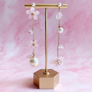 桜のミスマッチドロップイヤリング、かわいい桜のジュエリー、ピンクの美しいステートメントイヤリング、パールドロップジュエリー