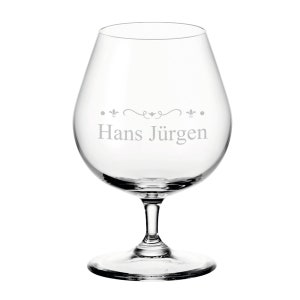 Könnte beinhalten: Ein klarer Brandy-Schnapsglas mit dem Namen "Hans Jürgen" auf der Vorderseite.