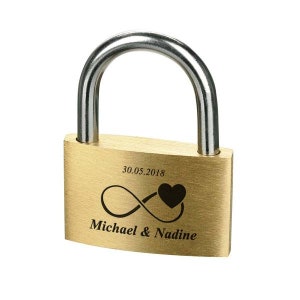 Może przedstawiać: Złoty zamek z srebrnym kłódką i wygrawerowanym symbolem nieskończoności z sercem, datą 30.05.2018 i imionami Michael & Nadine.
