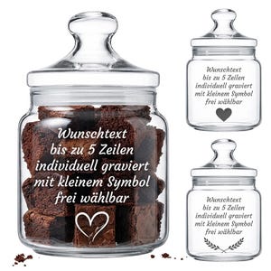 Pode incluir: Um frasco de armazenamento de vidro transparente com tampa, preenchido com pedaços quadrados de brownie de chocolate. A frente do frasco apresenta uma gravação em alemão que diz: Wunschtext bis zu 5 Zeilen individuell graviert mit kleinem Symbol frei wählbar, e um ícone de coração.