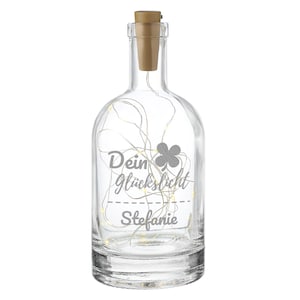 Könnte beinhalten: Eine klare Glasflasche mit einem Korkverschluss und einer Lichterkette im Inneren. Die Flasche trägt den Text "Dein Glückslicht Stefanie" auf der Vorderseite.