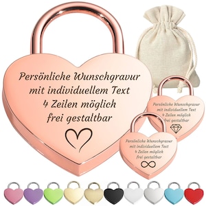 Könnte beinhalten: Drei herzförmige Vorhängeschlösser in Roségold mit der Gravur Persönliche Wunschgravur mit individuellem Text 4 Zeilen möglich frei gestaltbar, dazu ein kleiner beiger Stoffbeutel und zehn weitere kleine Vorhängeschlösser in verschiedenen Farben.