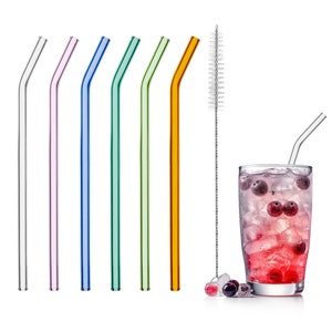 Puede incluir: Conjunto de siete pajitas para beber de vidrio en varios colores, incluyendo transparente, rosa, azul, verde y naranja. Las pajitas son dobladas y vienen con un cepillo de limpieza.