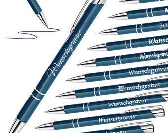 Op de afbeelding: Tien blauwe balpennen met zilveren accenten. Elke pen heeft het woord "Wunschgravur" in wit gegraveerd.