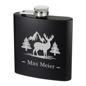 Pode incluir: Frasco de aço inoxidável preto com tampa prateada e um design gravado de um veado em uma paisagem montanhosa. O frasco é gravado com o texto "Max Meier".
