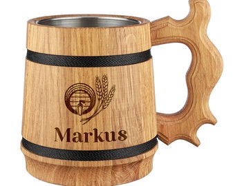 Bierkrug aus Eichenholz mit Wunschgravur - 500 ml Fassungsvolumen - Geschenk - für Männer - Geburtstag, Weihnachten - Motiv Fass mit Ähren