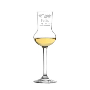 Peut inclure: Un verre à shot en verre transparent avec une longue tige et une base large. Le verre est gravé d'une carte du monde sur le côté avec le nom "Felix" inscrit en dessous. Le verre est rempli d'un liquide jaune clair.