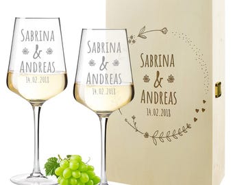 Vinglasset (560 ml, 2 delar) och graverad trälåda för bröllop - Presenter till förlovningspar - Glas med namn - för vitt vin