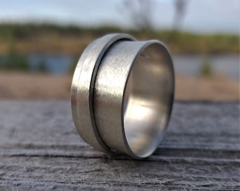 Contemporary Brushed Spinner Ring MD280