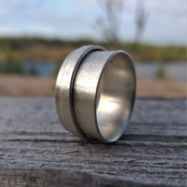 Contemporary Brushed Spinner Ring MD280 image 1