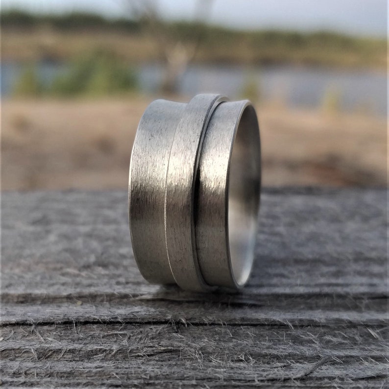 Contemporary Brushed Spinner Ring MD280 image 2