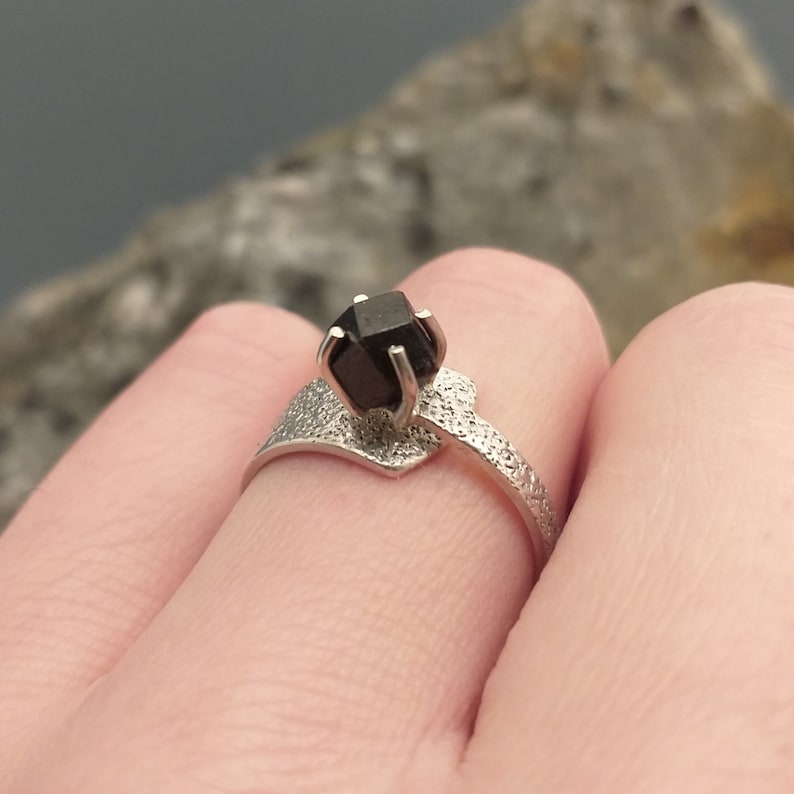 MD187 Hand forged ABISKO Sterling silver ring with 3 ct garnet,