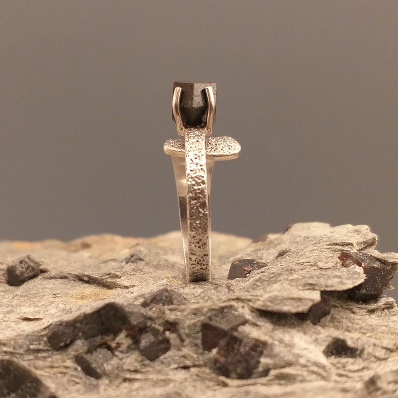 MD187 Hand forged ABISKO Sterling silver ring with 3 ct garnet,