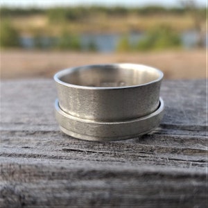 Contemporary Brushed Spinner Ring MD280 image 3