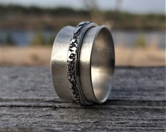 Contemporary Semi Textured Spinner Ring MD278