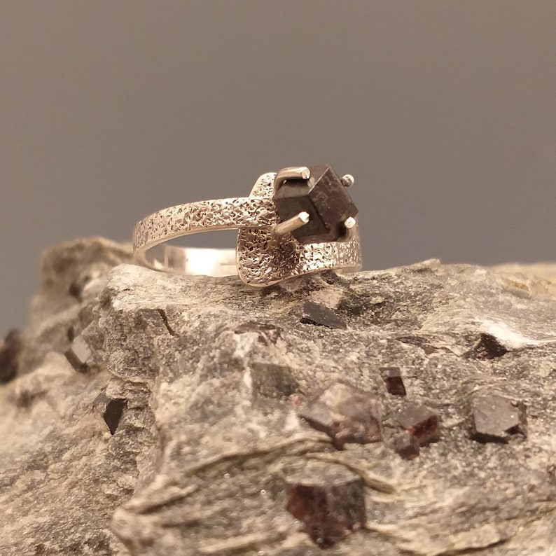 MD187 Hand forged ABISKO Sterling silver ring with 3 ct garnet,