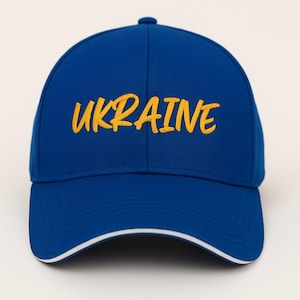 UKRAINE ”Blaue Baseballkappe | Gelber Print auf weißer Krempe | Baumwolle verstellbare Dad Hut | Hergestellt in der Ukraine