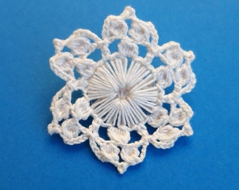 Broche au crochet blanc brut