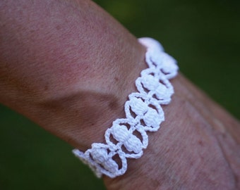 Bracelet au crochet en blanc