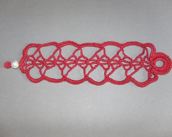 Bracelet au crochet en rouge