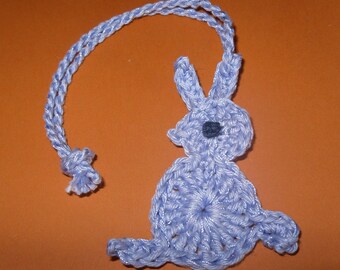 Lapin au crochet en bleu