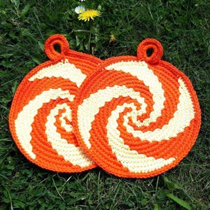 Par de pegadores de panela de crochê em padrão espiral laranja/amarelo