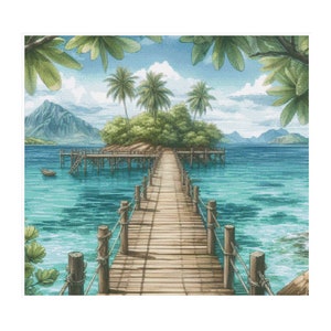 Puede incluir: Una pasarela de madera conduce a una pequeña isla tropical con palmeras. La pasarela está rodeada de agua azul clara.