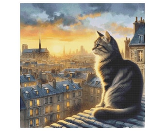 Puede incluir: Un gato atigrado se sienta en una azotea con vistas a un horizonte de ciudad al atardecer. El gato está mirando el paisaje urbano, que está bañado por una cálida luz dorada. Los edificios son de todas las formas y tamaños, y hay muchas ventanas que están iluminadas.