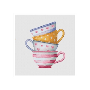 Puede incluir: Una pila de cuatro tazas de té decorativas. La taza inferior es rosa y blanca a rayas. La siguiente taza es blanca con corazones rosas. La tercera taza es amarilla con lunares blancos. La taza superior es azul con corazones rosas.