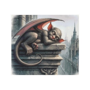 Può includere: Un gargoyle addormentato con la pelle grigia, orecchie rosse e grandi ali riposa su un cornicione di pietra. Il gargoyle è rannicchiato, con la coda avvolta su se stessa. Sullo sfondo una città con alte guglie.