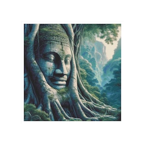 Puede incluir: Impresión digital de una escultura de rostro de piedra que emerge de un árbol. La escultura tiene una expresión serena. El fondo presenta un bosque exuberante y montañas, con una paleta de colores verde-azul.