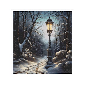 Puede incluir: Un único poste de luz se encuentra en un camino cubierto de nieve en un bosque. La lámpara está encendida, iluminando el camino y los árboles circundantes. El cielo es de un azul suave.