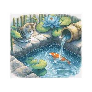 Puede incluir: Un pequeño gatito atigrado observa un pez dorado nadando en un estanque. El estanque está rodeado de rocas y plantas verdes. Un tubo de agua de bambú vierte agua en el estanque.