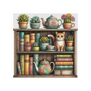 Op de afbeelding: Een gedetailleerde illustratie van een houten boekenplank gevuld met boeken, potplanten, theekopjes en theepotten. Een rode kat zit op de middelste plank. De theepotten en theekopjes hebben bloemmotieven.