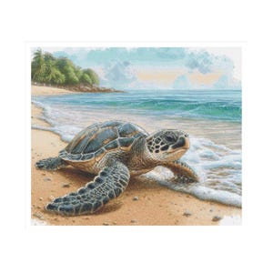 Puede incluir: Una tortuga marina con un caparazón verde oscuro se arrastra por una playa de arena con olas espumosas en el fondo.