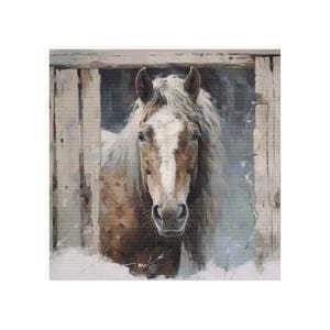 Puede incluir: Un caballo marrón y blanco con una larga melena y cola blancas mira desde un establo de madera. El caballo tiene una estrella blanca en la cara y está de pie en un área nevada.