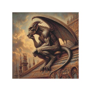 Può includere: Una gargoyle di pietra con le ali è seduta su un tetto, con aria pensosa. La gargoyle è grigia e ha una superficie dettagliata e testurizzata. Il tetto è ornato e dorato.