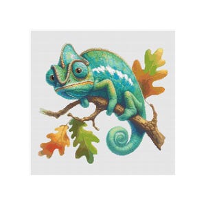 Könnte beinhalten: Ein blaues Chamäleon mit weißen Markierungen sitzt auf einem Ast mit grünen und orangefarbenen Blättern. Das Chamäleon hat einen langen Schwanz und große Augen.