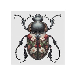 Puede incluir: Ilustración detallada de un escarabajo con un cuerpo gris oscuro y intrincados patrones florales en su caparazón. El diseño floral presenta flores blancas y rojas con hojas verdes. El escarabajo tiene seis patas y antenas negras.