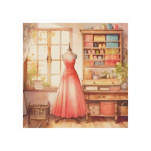 Puede incluir: Un vestido rojo en un maniquí en una habitación con una ventana, una cómoda de madera y un estante lleno de retazos de tela de colores.