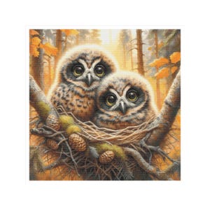 Puede incluir: Dos adorables búhos bebés con grandes ojos expresivos anidados en un nido de ramitas. Los búhos tienen plumas moteadas marrones y blancas, posados en una rama con musgo y piñas. El fondo presenta una cálida escena de bosque otoñal.